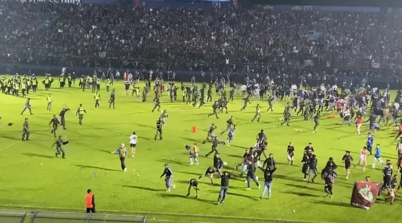 Kerusuhan di Stadion Kanjuruhan Malang, Sabtu 1 Oktober 2022 malam. (Foto: Tangkapan Layar)