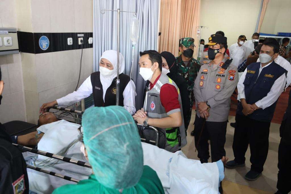 Gubernur Khofifah meninjau salah satu suporter yang dirawat di rumah sakit, Malang. (Foto: Dokumentasi Jatim)
