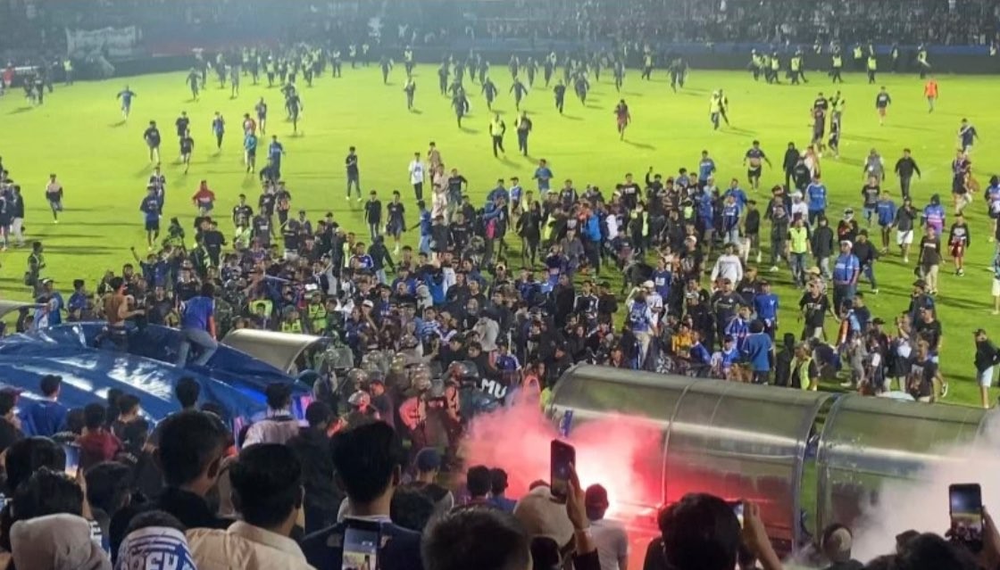 Tragedi kerusuhan di dalam Stadion Kanjuruhan yang menyebabkan ratusan suporter meninggal. (Foto: Lalu Theo/ngopibareng.id)