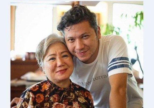 Foto kenangan Gading Marten bersama sang ibu, Farida Sabtijastuti. Ia meninggal dunia di RS. Polri, Kramat Jati, Jakarta Timur, pada Sabtu, 1 Oktober 2022. (Foto: Instagram @gadiiing)