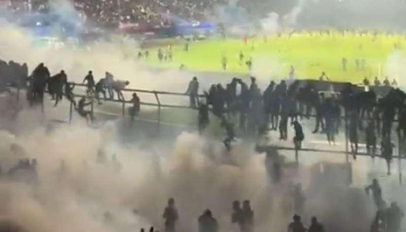 Kepulan asap dari tembakan gas air mata yang dilepaskan polisi ke suporter saat Arema FC jamu Persebaya, Sabtu 1 Oktober 2022 di Stadion Kanjuruhan, Kabupaten Malang. (Foto: Tangkapan Layar)