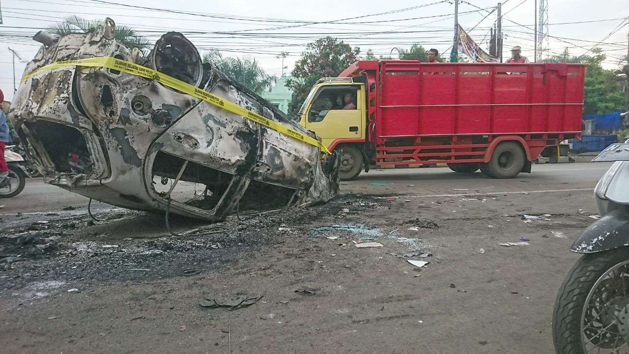 Satu dari 12 kendaraan yang dilaporkan rusak akibat kerusuhan di Stadion Kanjuruhan Kabupaten Malang. (Foto: Dyah Ayu Pitaloka/Ngopibareng.id)