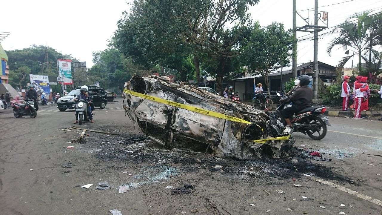 Satu dari sedikitmya 12 kendaraan yang rusak akibat laga Arema FC Vs Persebaya di Stadion Kanjuruhan Kabupaten Malang. (Foto: Dyah Ayu Pitaloka/Ngopibareng.id)