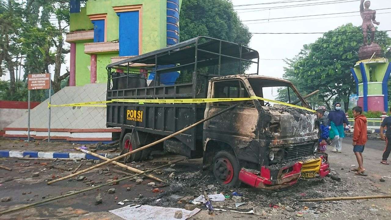 Mobil milik aparat kepolisian yang hangus terbakar di depan Stadion Kanjuruhan, Kabupaten Malang. (Foto: Dyah Ayu Pitaloka/Ngopibareng.id)