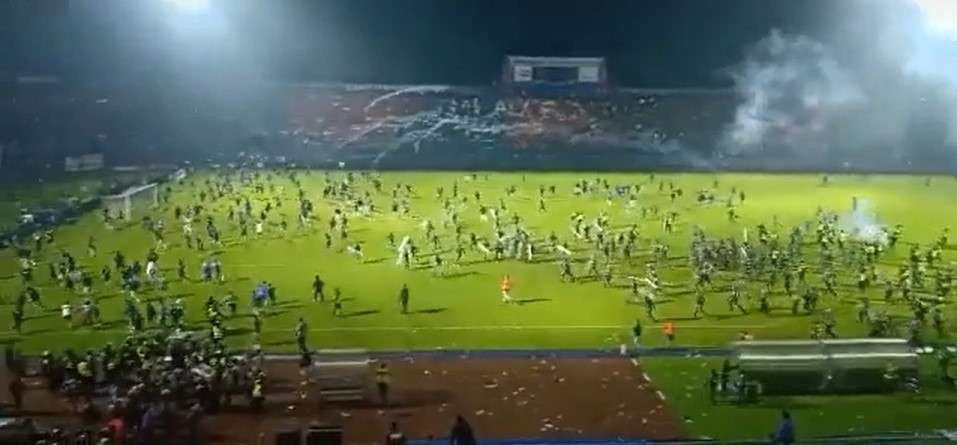 Bentrok antara suporter Arema dengan polisi yang berjaga di Stadion Kanjuruhan, Kabupaten Malang, Sabtu 1 Oktober 2022. (Foto: Tangkapan Layar)
