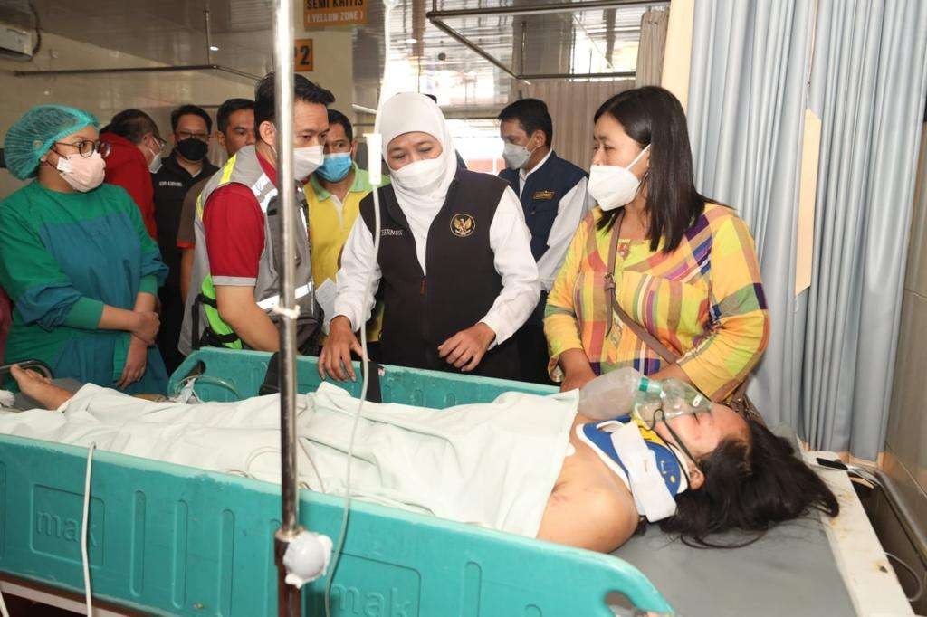 Gubernur Jatim menjenguk korban tragedi Kanjuruhan yang menjalani rawat inap di rumah sakit. (Foto: Dokumentasi Jatim)