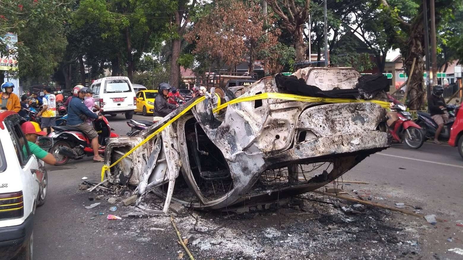 Sisa-sisa tragedi stadion Kanjuruhan, sebuah mobil menjadi sasaran amuk suporter Aremania. (Foto: Twitter)