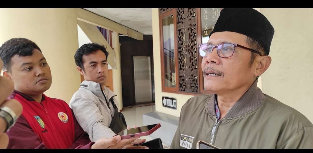 Agus Purnomo, salah satu calon jemaah umrah asal Nganjuk, Jawa Timur, yang gagal berangkat karena visa dan tiket keberangkatan dari biro travel belum jadi. (Foto: Fendhy Plesmana/Ngopibareng.id)