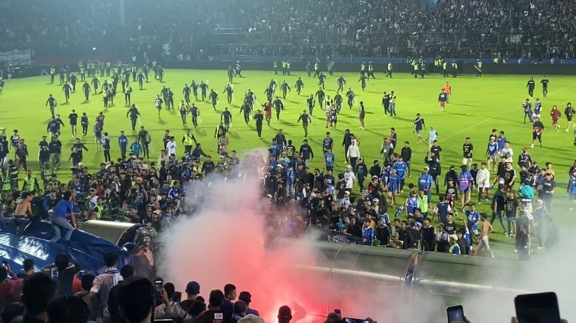 Kericuhan antara suporter dengan kepolisian di Stadion Kanjuruhan, Malang, hingga muncul penembakan gas air mata. (Foto: Lalu Theo/Ngopibareng.id)