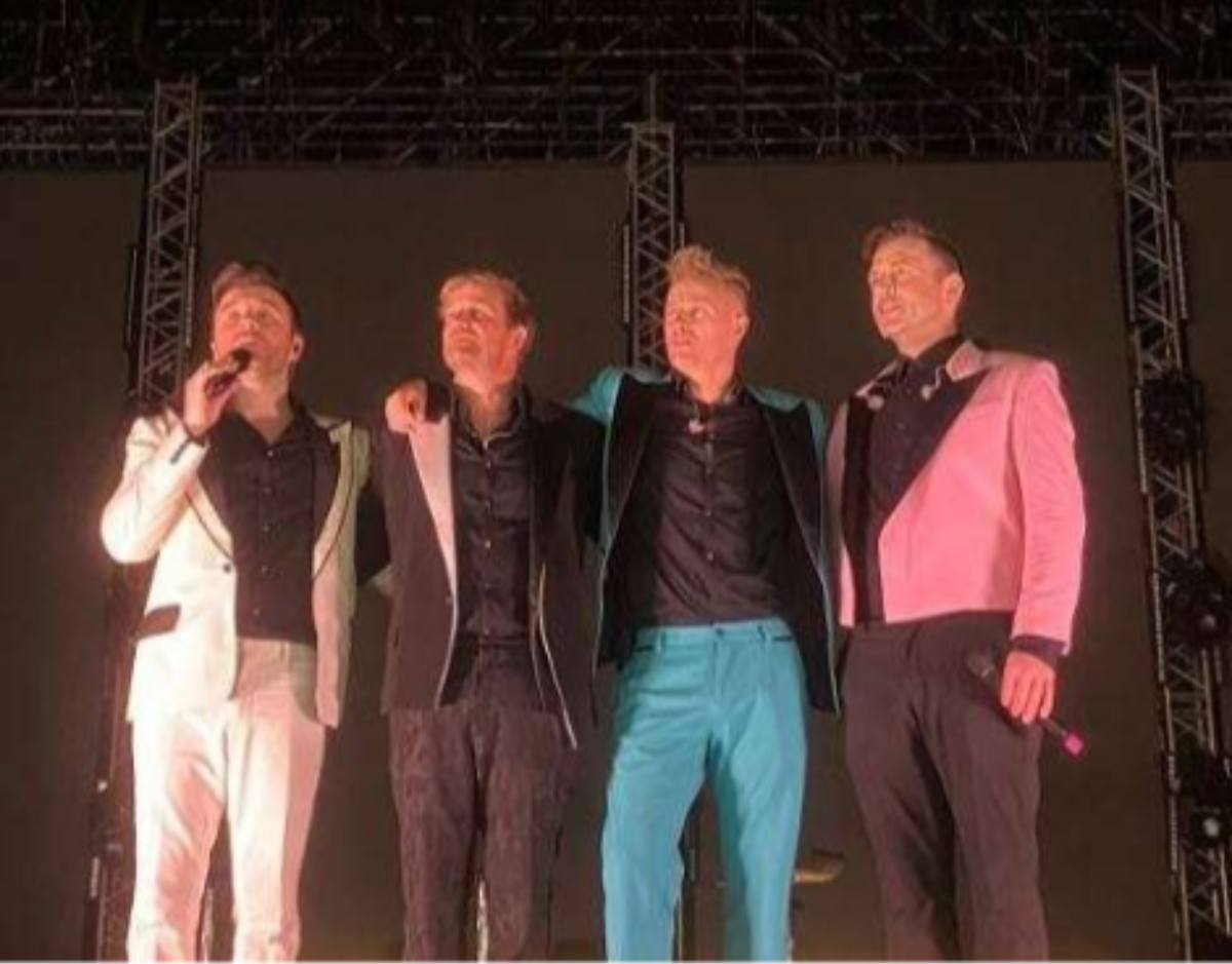 Konser Westlife di pelataran Candi Prambanan diguyur hujan hingga konser digelar gelap-gelapan. (Foto: Twitter)