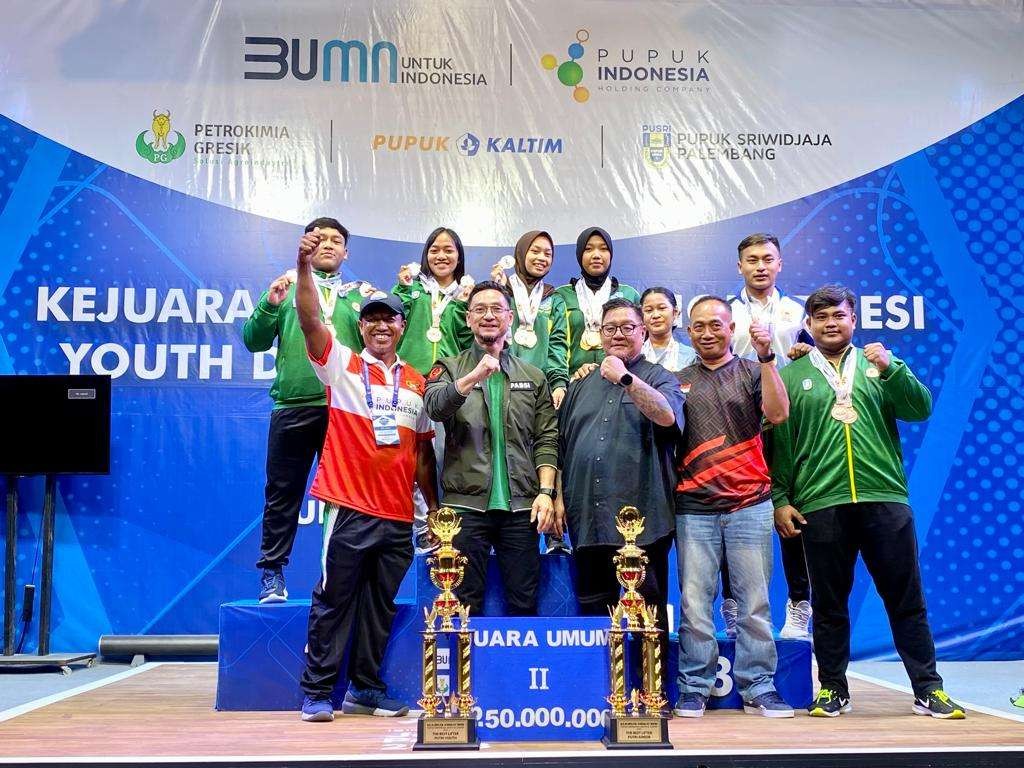 Tim angkat besi Jatim meraih juara umum kedua dalam Kejurnas Remaja dan Junior 2022 di Yogyakarta. (Foto: PABSI Jatim)