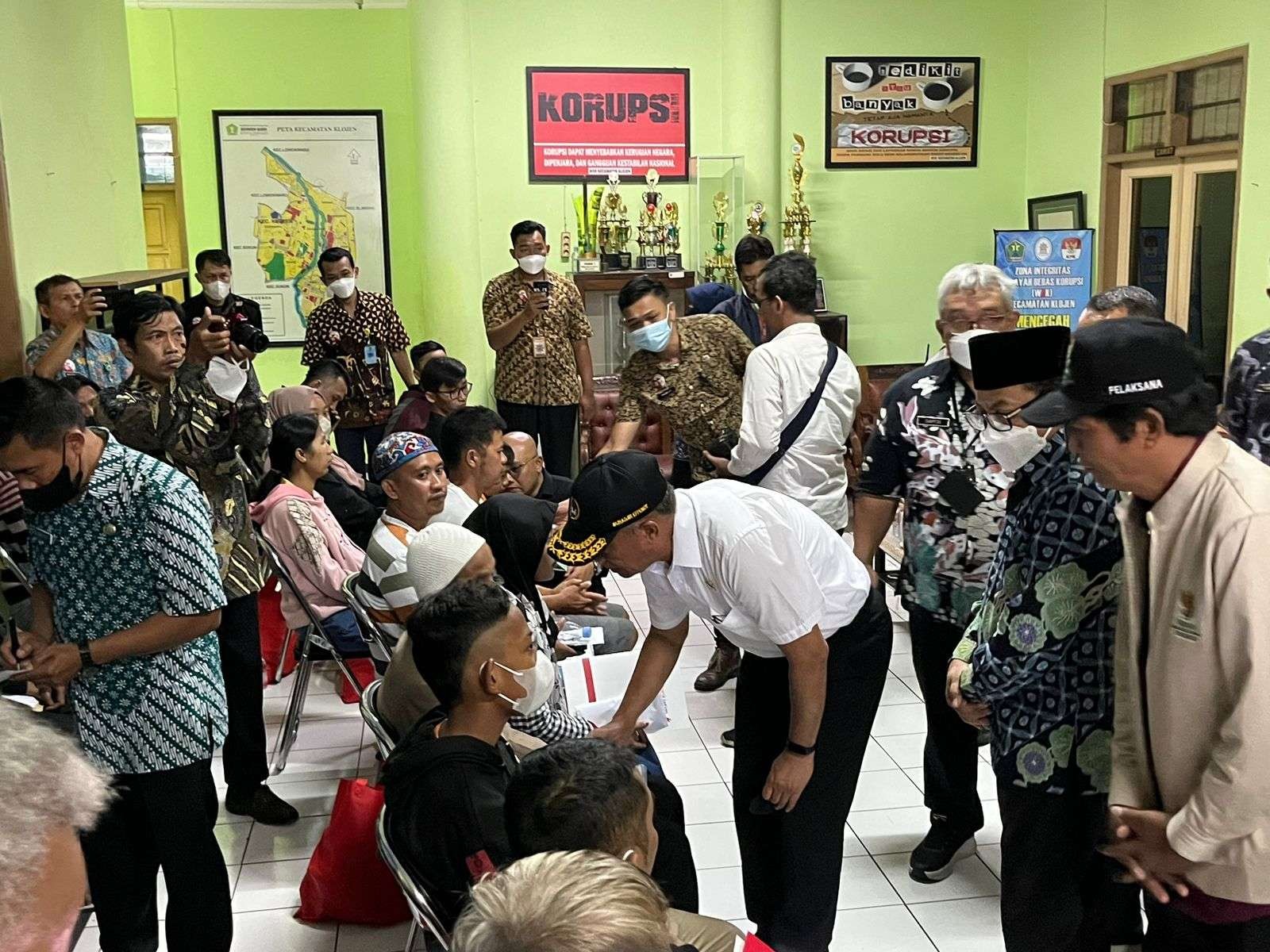 Menko PMK Muhadjir Effendy menyerahkan bantuan pemerintah untuk keluarga korban meninggal tragedi Kanjuruhan di Kantor Kecamatan Lowokwaru, Kota Malang, Senin 3 Oktober 2022. (Foto: Istimewa)