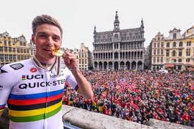 Remco Evenpoel disambut rakyat Brussels Belgia sebagai juara dunia. (Foto: Twitter @BELCycling)