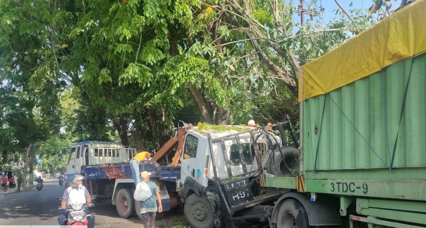 Proses evakuasi truk trailer yang menabrak pohon di jalur Pantura. (Foto: Khoirul Huda/Ngopibareng.id)