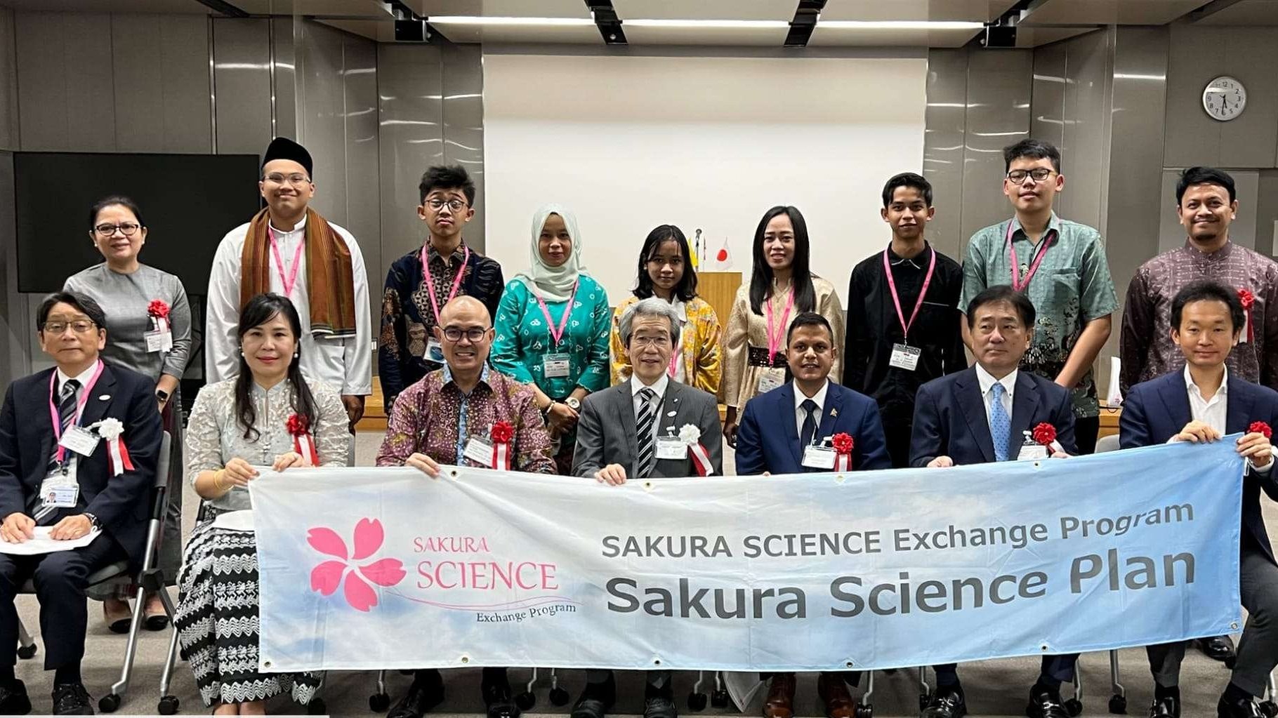 Wadubes RI untuk Jepang John Tjahjanto Boestami mengapresiasi keikutsertaan 5 siswa SMA asal Indonesia dalam Sakura Science High School Program. (Foto: Dokumentasi KBRI Tokyo)