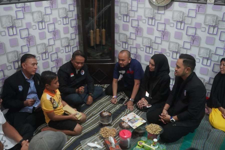 Ketum PSSI Mochamad Iriawan dan Menpora Zainudin Amali mengunjungi keluarga korban tragedi Kanjuruhan. (Foto: PSSI)