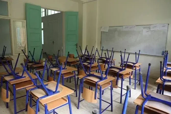 Tragedi di dunia pendidikan. Bangku sekolah kosong di Lebanon, akibat sistem pendidikan yang hancur.  (Foto: Arab News)