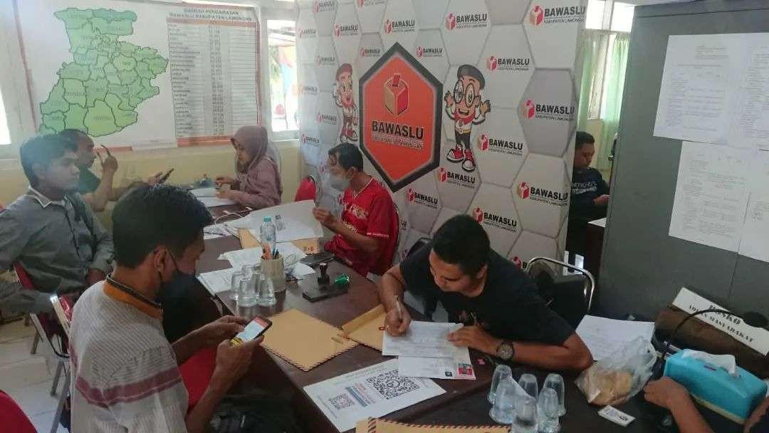 Staf Bawaslu Lamongan sedang verifikasi data pendaftar Panwascam. (Foto: Imron Rosidi/Ngopibareng.id)