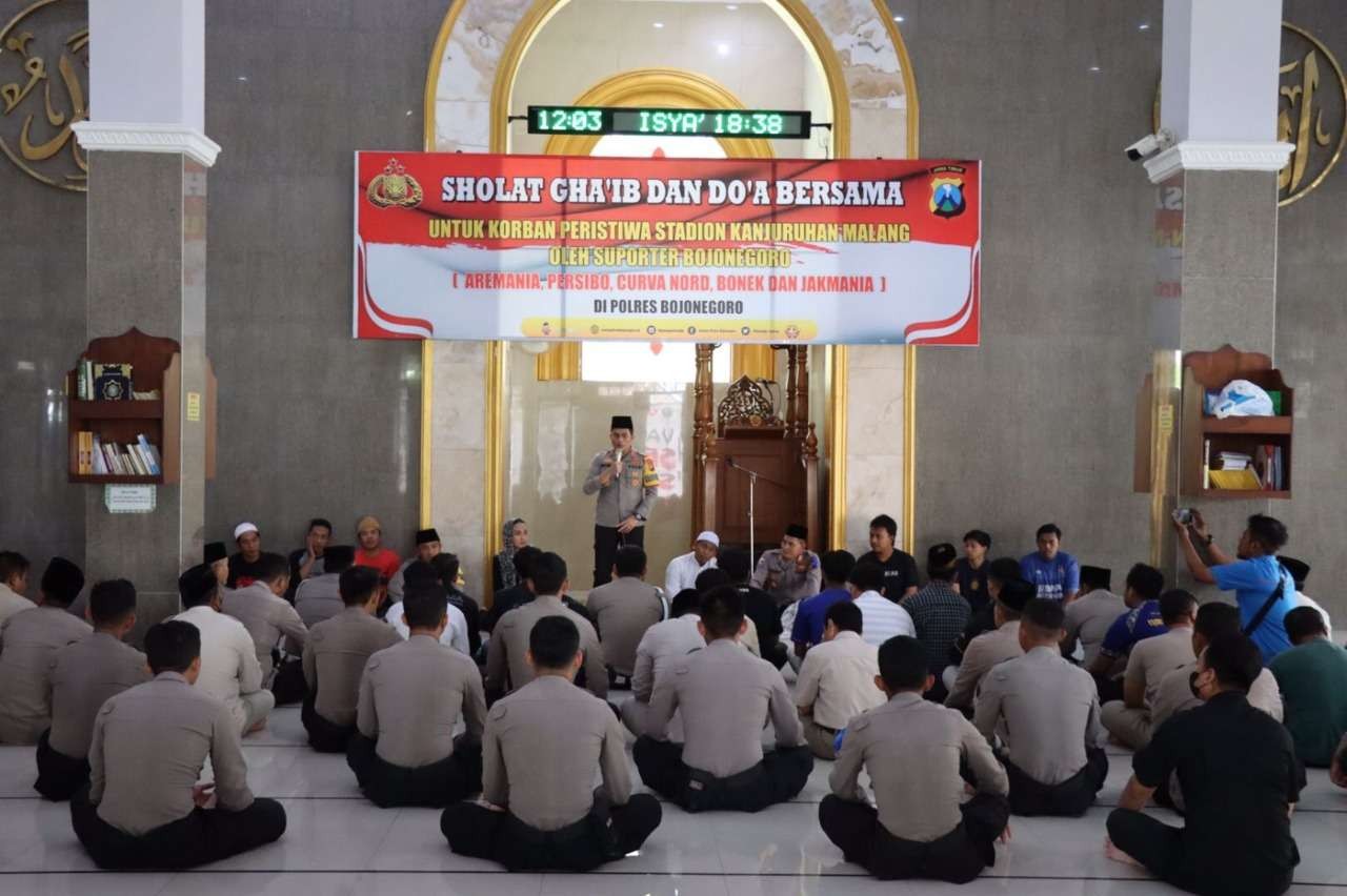 Kapolres Bojonegoro AKBP Muhammad usai mengikuti sholat ghaib di Masjid Al Ikhlas Polres Bojonegoro, Selasa 4 Oktober 2022. (Foto: Humas Polres Bojonegoro)