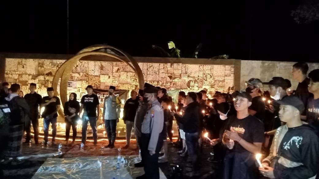 Doa bersama aliansi suporter se-Kabupaten Tuban untuk korban tragedi Kanjuruhan. (Foto: Khoirul Huda/Ngopibareng.id)