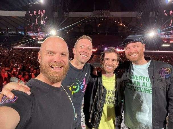 Chris Martin (kedua kiri) bersama personel Coldplay menyampaikan permohonan maaf atas penundaan konser. (Foto: Instagram Coldplay)