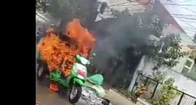 Potongan video kendaraan terbakar (Foto: Ahmad Sampurno/Ngopibareng.id)