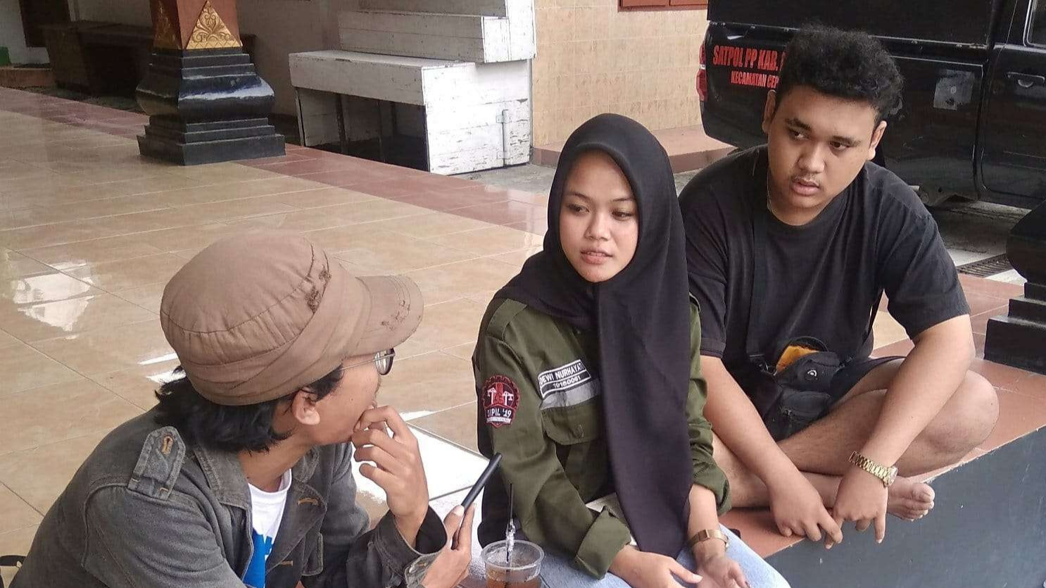 Aremanita Cepu saat diwawancarai wartawan di Pendopo Kantor Kecamatan Cepu (Foto: Ahmad Sampurno/Ngopibareng.id)