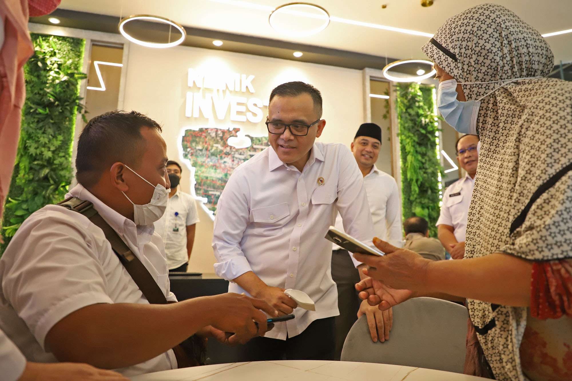 Men PANRB saat melakukan kunjungan ke Mal Pelayanan Publik Siola didampingi Walikota Surabaya, Eri Cahyadi dan Ketua DPRD Kota Surabaya. (Foto: Humas Pemkot Surabaya)