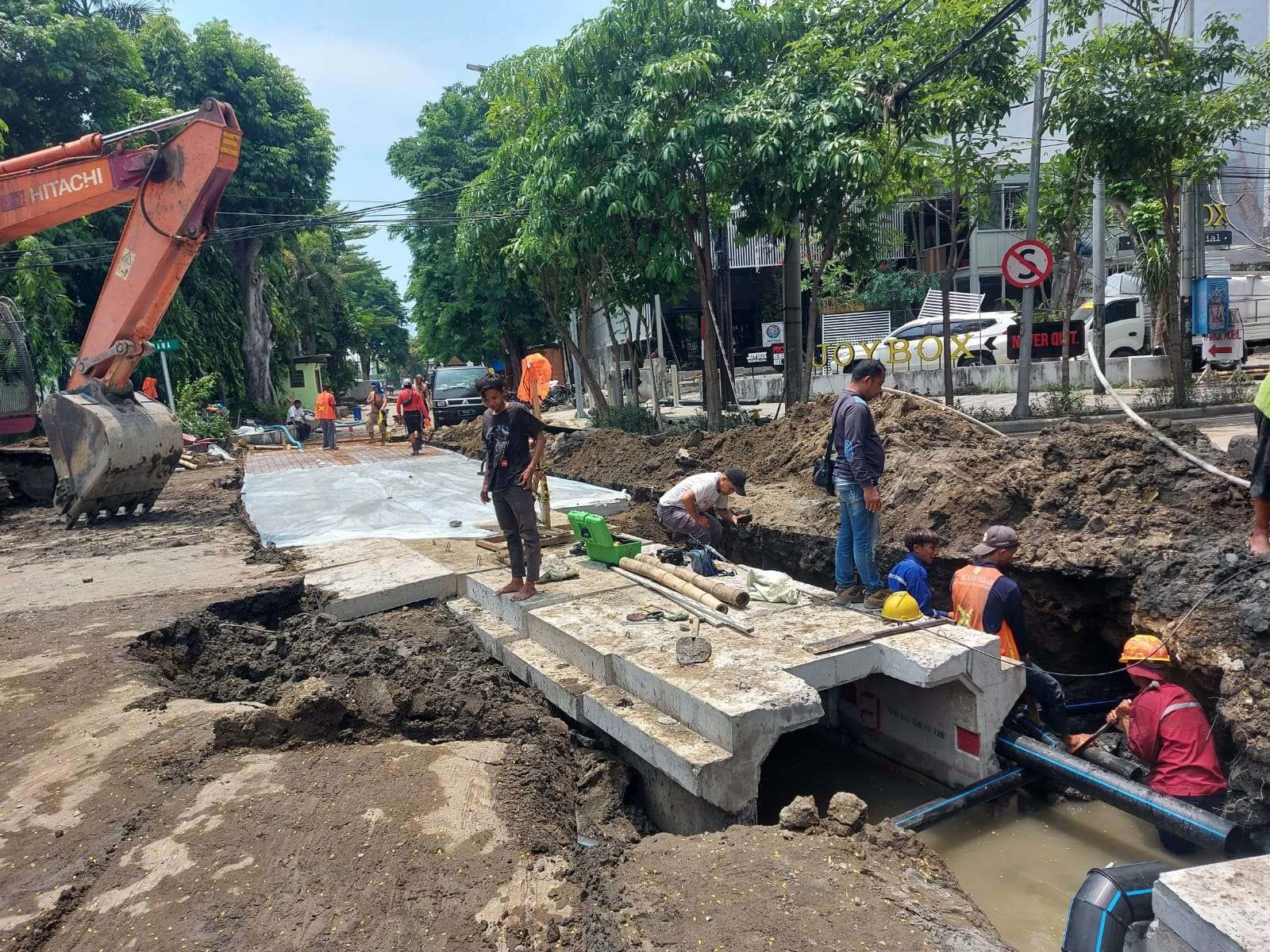 Pengerjaan saluran air di Jalan Biliton yang dikebut dua minggu ke depan, pengguna jalan diminta cari jalan alternatif lain. (Foto: Humas Pemkot Surabaya)