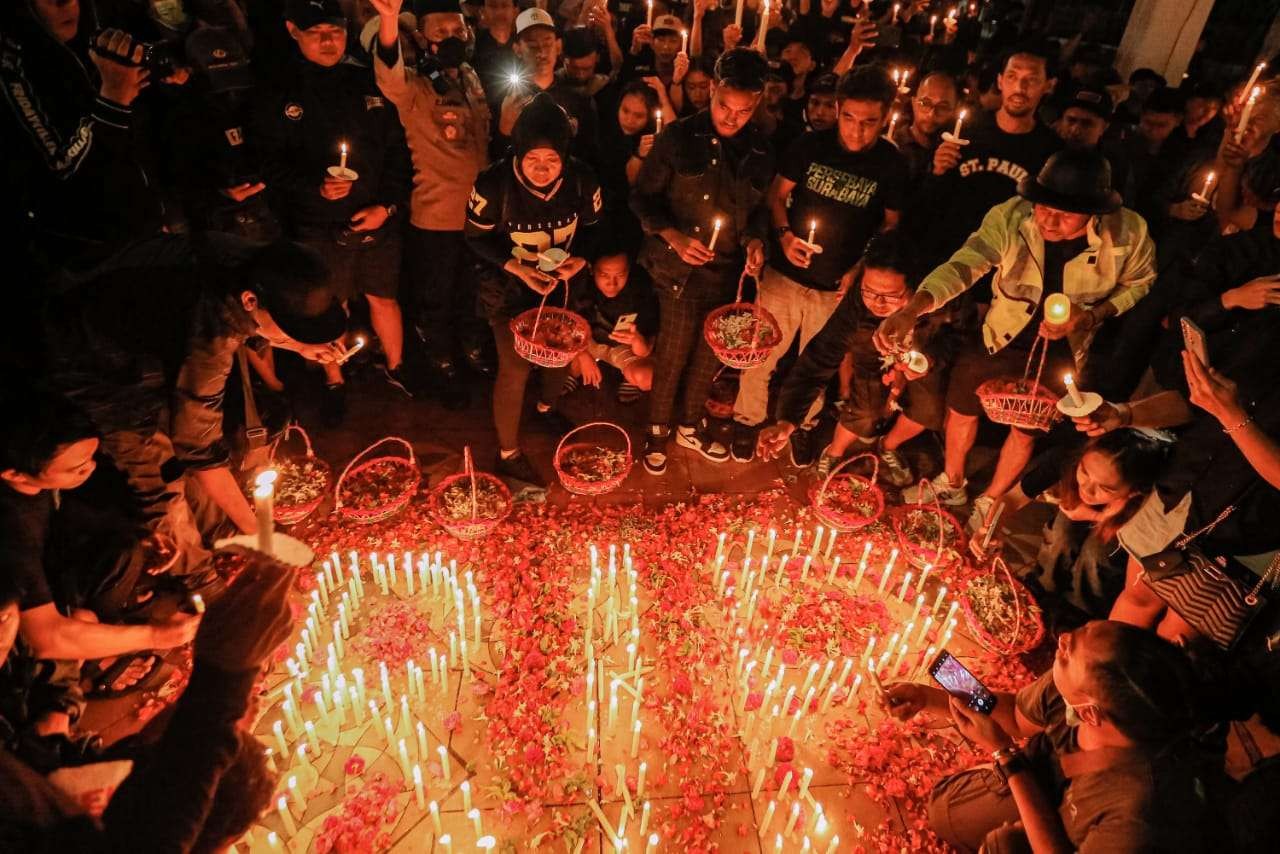 Ribuan Bonek dan seluruh warga Surabaya datang ke Tugu Pahlawan untuk mendoakan para korban tragedi Kanjuruhan 1 Oktober. (Foto: Official Persebaya)