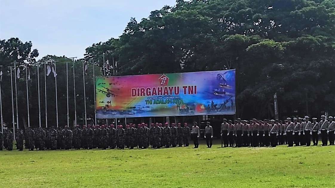 Upacara peringatan HUT TNI di Banyuwangi sedianya akan dilanjutkan dengan Panggung Prajurit dan Hiburan, namun kegiatan ini urung dilaksanakan sebagai bentuk empati atas kejadian di Kanjuruhan (Foto: Muh Hujaini/Ngopibareng.id)