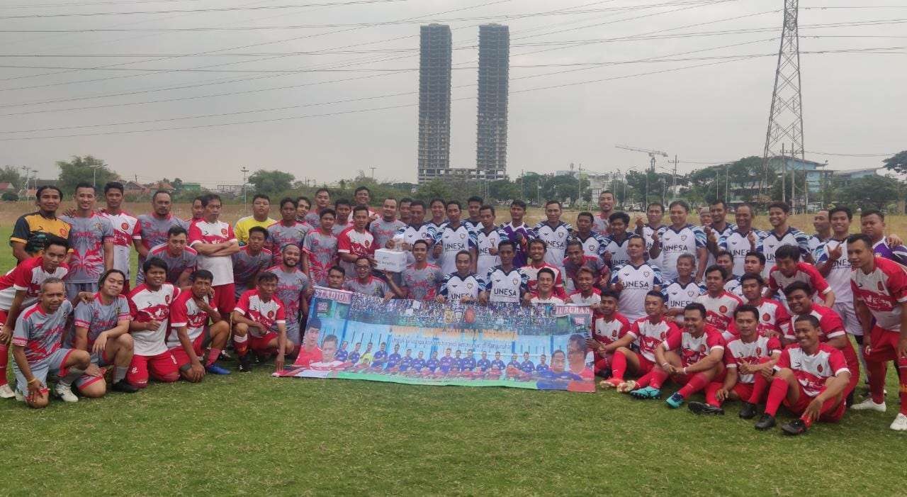 Tim Unesa, Iron Man dan Rawon FC saat laga amal untuk korban insiden Kanjuruhan di Lapangan Sepak Bola Unesa, Surabaya, Rabu 5 Oktober 2022. (Foto: Fariz Yarbo/Ngopibareng.id)