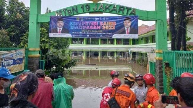 MTSN 19, Pondok Labu, Jakarta, kebanjiran karena luapan Kali Krukut yang temboknya jebol. (Foto: Suara.com)