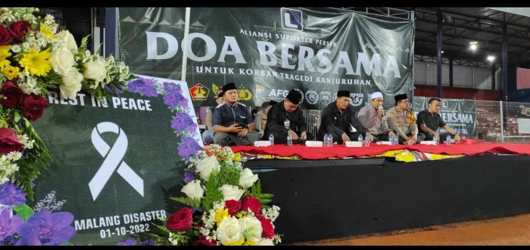 Aliansi Suporter Kediri gelar doa tahlil untuk korban tragedi Kanjuruhan (Foto: Fendi Lesmana/Ngopibareng.id)