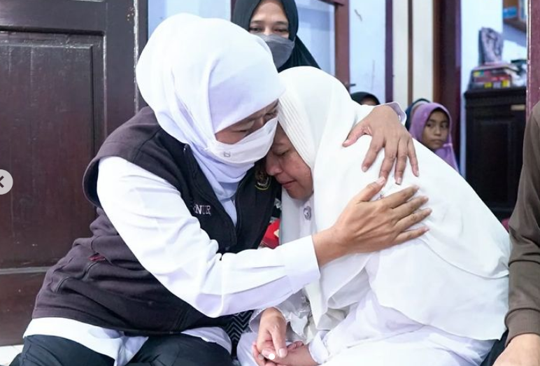 Gubernur Jawa Timur Khofifah Indar Parawansa ketika bertemu ibu korban yang meninggal di tragedi Kanjuruhan. (Foto: Instagram)