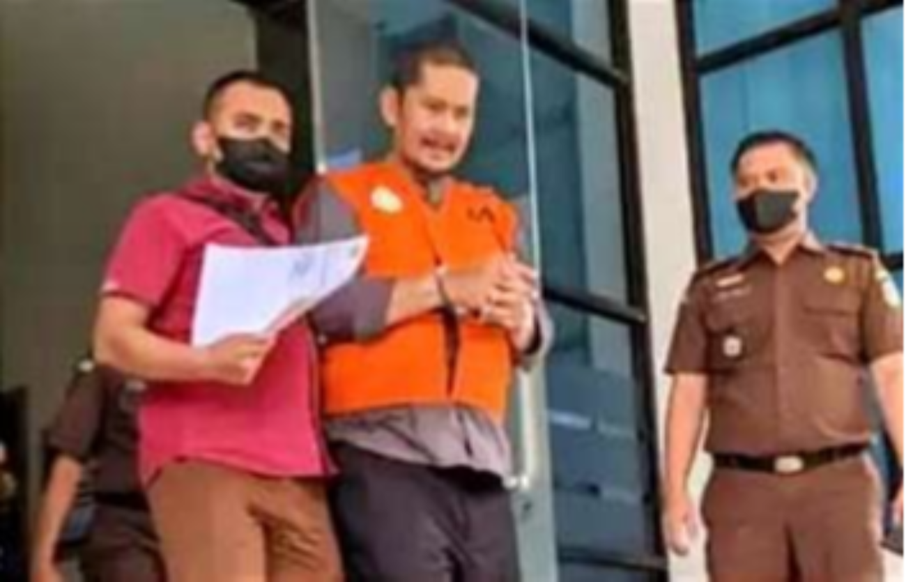 Mantan Kadinsos Bondowoso, Amir Hidayat tersangka korupsi dana KUBE 2020 memakai rompi oranye dibawa ke Lapas Bondowoso. (Foto: Guido Saphan/Ngopibareng.id)