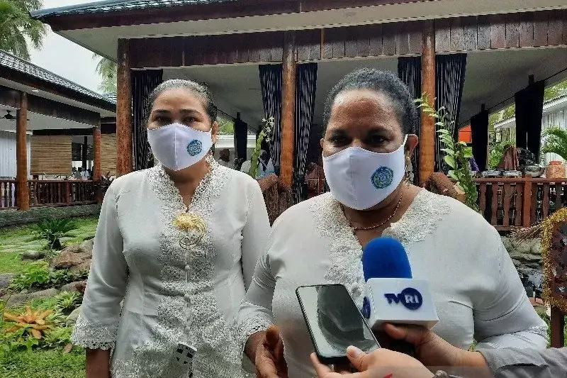 Yulce Enembe (kanan) mangkir dari panggilan KPK terkait kasus korupsi suaminya.