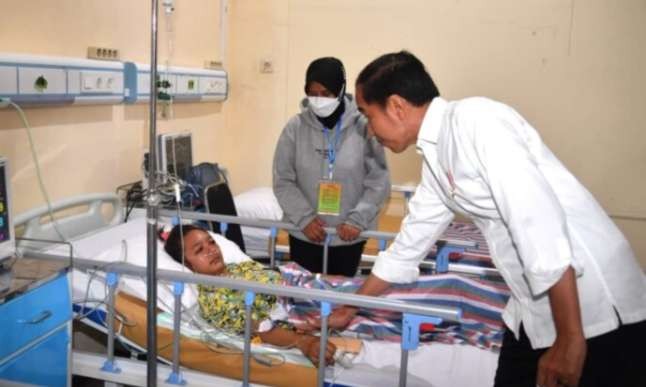 Presiden Joko Widodo meninjau salah seorang korban tragedi Kanjuruhan yang masih dirawat di RS Saiful Anwar Malang. (Foto: Setpres)