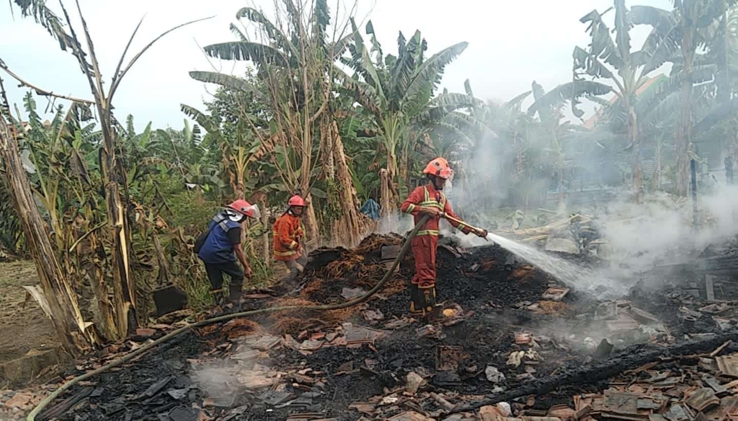 Tim Pemadam Kebakaran (Damkar) Tuban melakukan upaya pemadaman kebakaran rumah di Kecamatan Widang, Tuban (Foto: Dokumentasi Damkar Tuban)