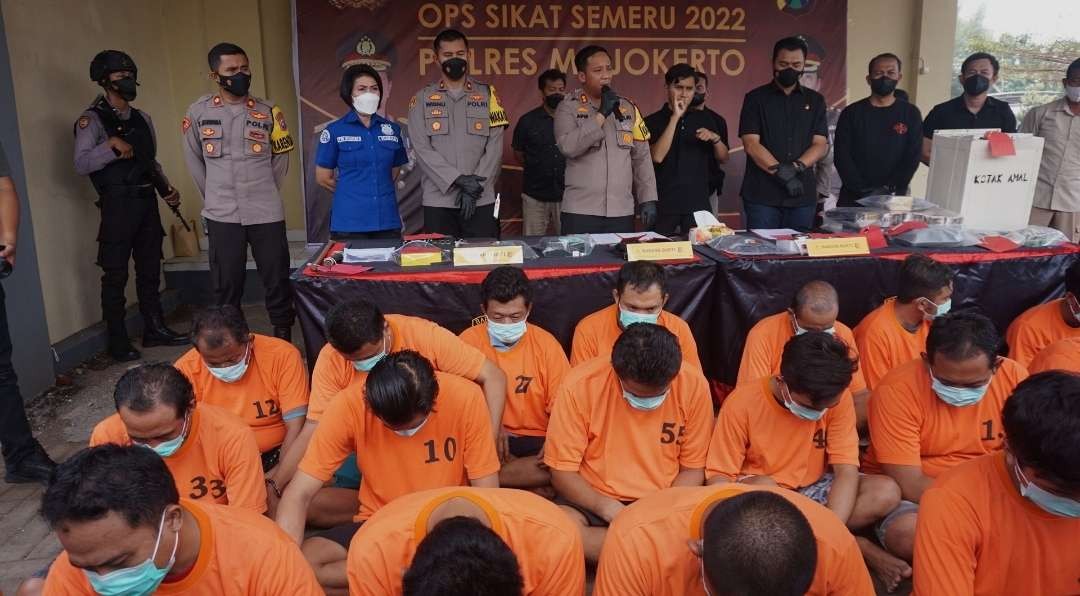 Sebanyak 30 pelaku tindak kejahatan diamankan dalam Operasi Sikat Semeru 2022 yang digelar Polres Mojokerto. (Foto: Deni Lukmantara/Ngopibareng.id)