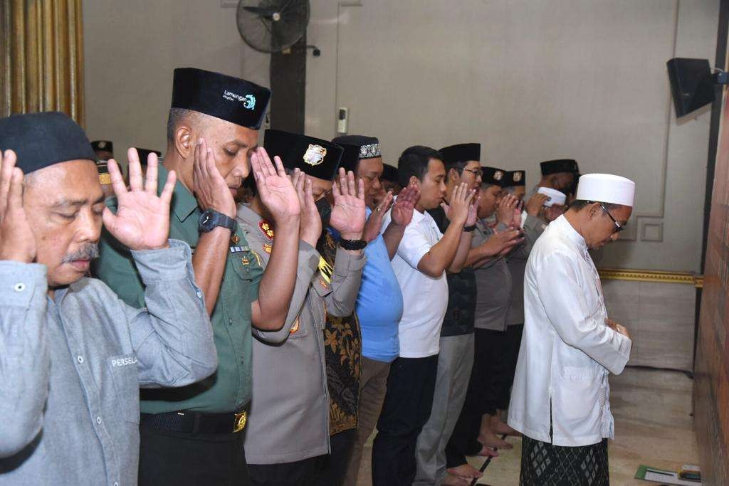 Polres Lamongan bersama TNI dan suporter gelar doa bersama dan salat ghaib untuk korban tragedi Kanjuruhan. (Foto: Imron Rosidi/Ngooibareng.id)