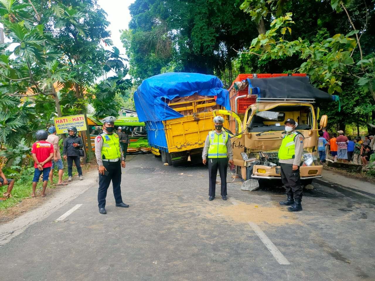 Situasi saat kecelakaan beruntun lima kendaraan besar di jalan raya jurusan Jombang-Babat, Desa Girik, Kecamatan Ngimbang, Lamongan, Jawa Timur. (Foto: Istimewa)