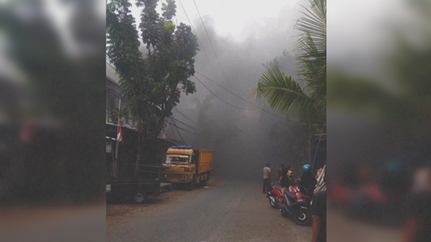 Kebakaran di sebuah bengkel Jalan Barata Jaya Surabaya menghanguskan tiga unit mobil, Kamis 6 Oktober 2022. (Foto: Command Center 112 Surabaya)