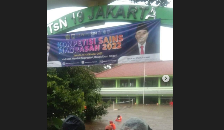 MTSN 19 Pondok Labu, Jakarta, tergenang banjir akibat tembok sekolah jebol tak kuat menahan luapan air hujan. (Foto: Instagram @infojkt24)