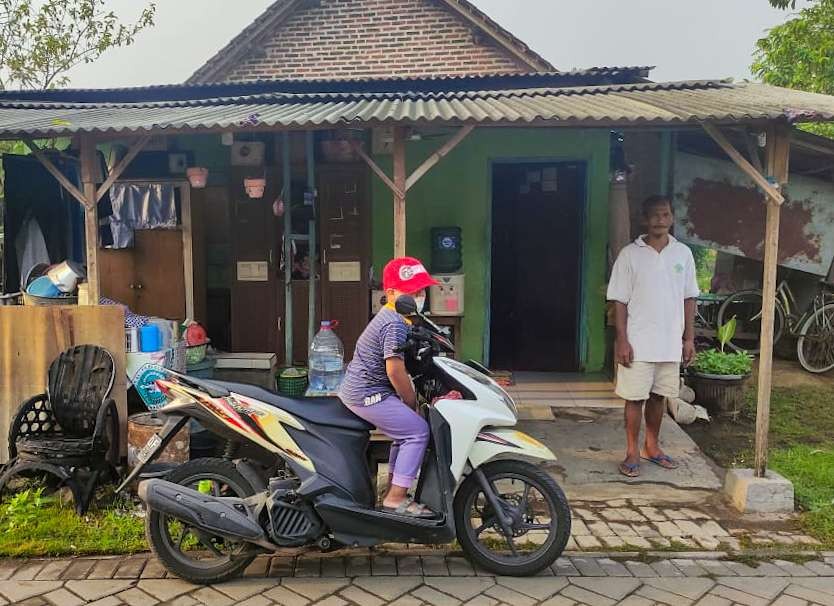 Keluarga Fiki Hermansyah di Desa Kesamben, Porong, Sidorajo pasrah melihat kondisi anaknya koma di rumah sakit Kepanjen, Malang, Jawa Timur.(Foto: Aini Arifin/Ngopibareng.id)
