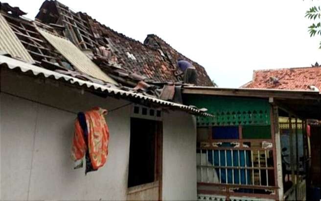 Atap rumah warga di dua desa di Situbondo rusak dihantam angin puting beliung, Kamis 6 Oktober 2022 petang. (Foto: BPBD Situbondo)