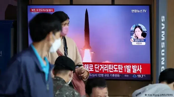 Buletin berita Korea Selatan tentang peluncuran rudal Korea Utara, dalam tayangan televisi. (Foto: dw.com)