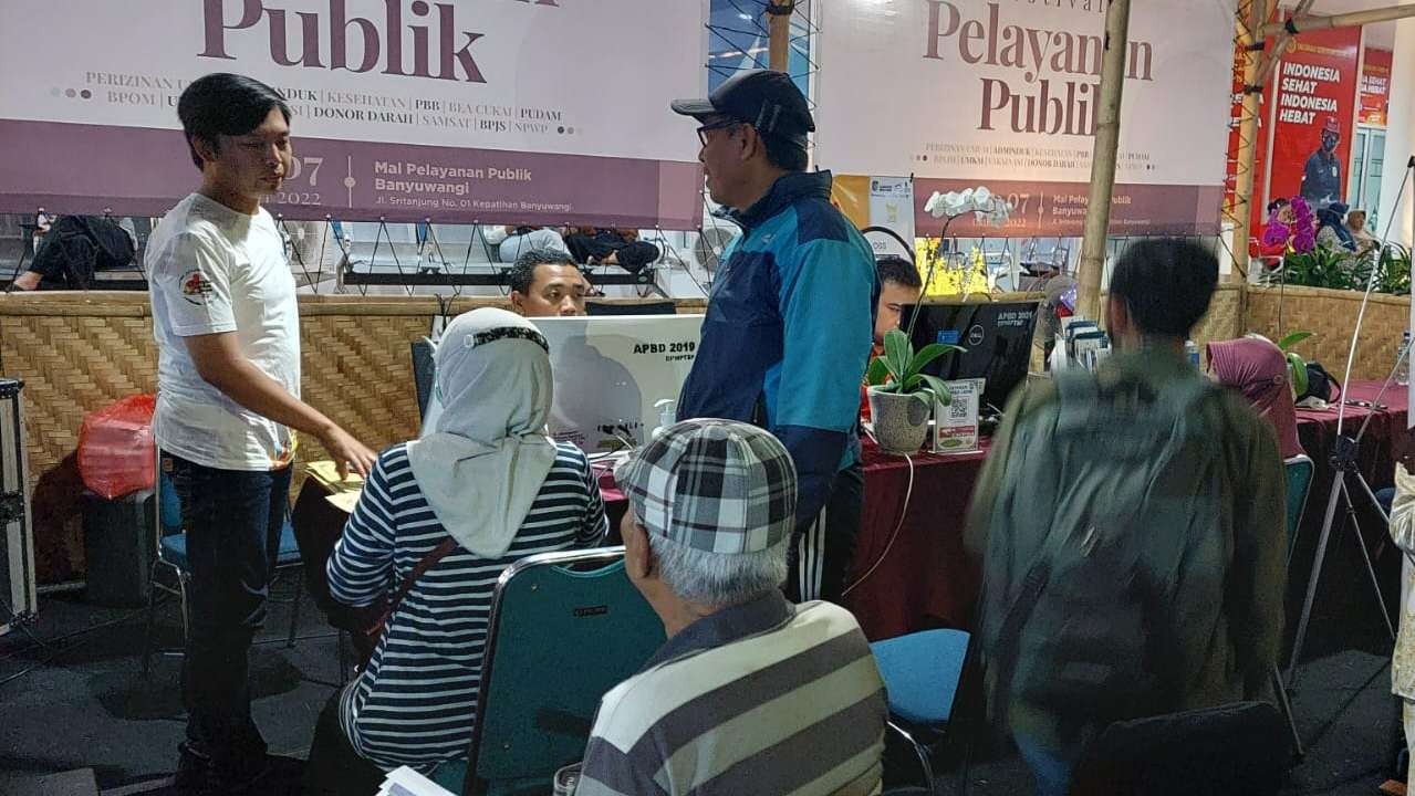 Sejumlah warga memanfaatkan layanan Mal Pelayanan Publik (MPP) Banyuwangi, yang buka hingga larut malam. (Foto: Humas Pemkab Banyuwangi)