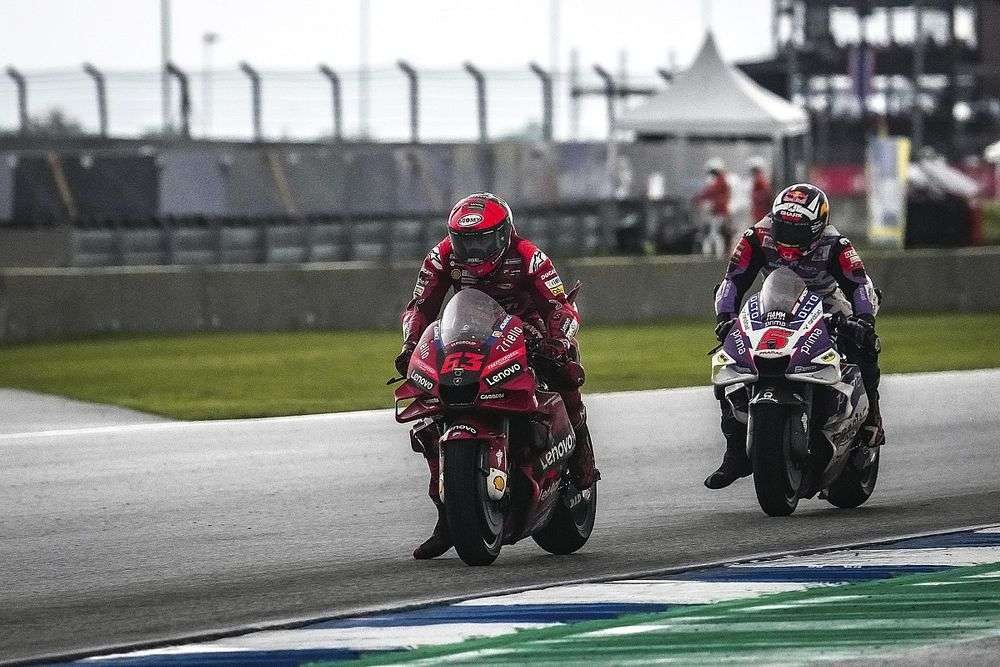 Johann Zarco (Pramac Racing) mengalah demi Francesco Pecco Bagnaia (Ducati Lenovo) mendapatkan poin sebanyak mungkin demi Juara dunia MoGP saat MotoGP Thailand. (Foto: Motogp)