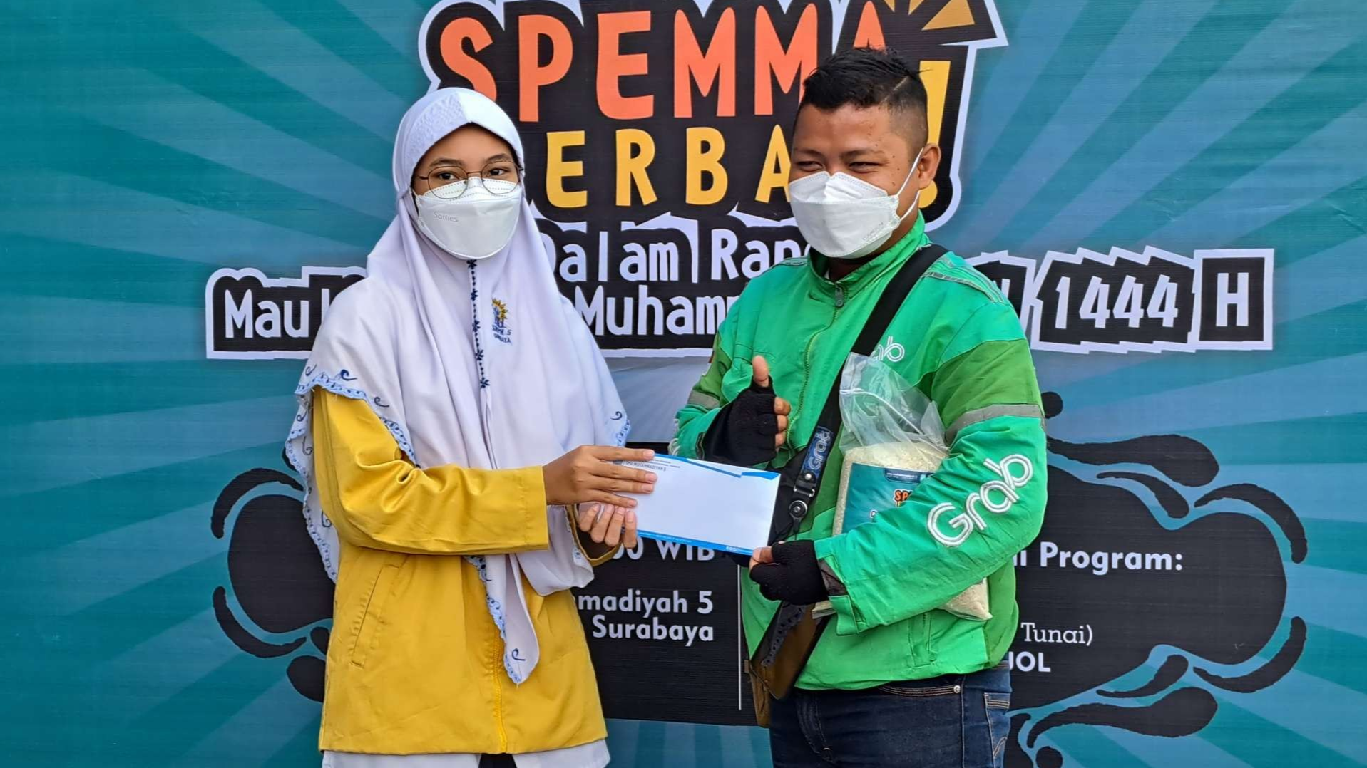 Siswi SMP Muhammdiyah 5 Surabaya saat memberikan bantuan sembako dan uang tunai kepada seorang drivel ojol. Momen ini dalam rangka menyambut Maulid Nabi, Sabtu 8 Oktober 2022. (Foto: Pita Sari/Ngopibareng.id)